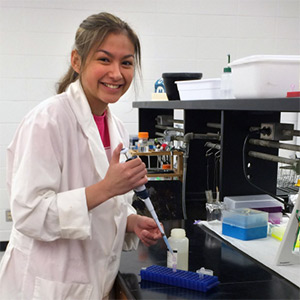 MSUN student in laboratory